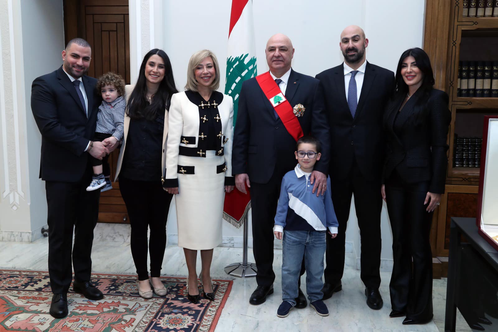 بعد تسلمه سلطاته... صور تذكارية لعون مع عائلته
