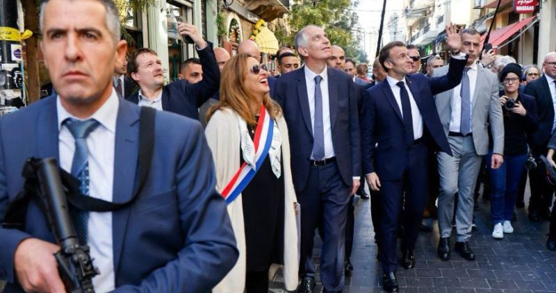 بالفيديو : الرئيس الفرنسي ايمانويل ماكرون يزور منطقة الجميزة في بيروت