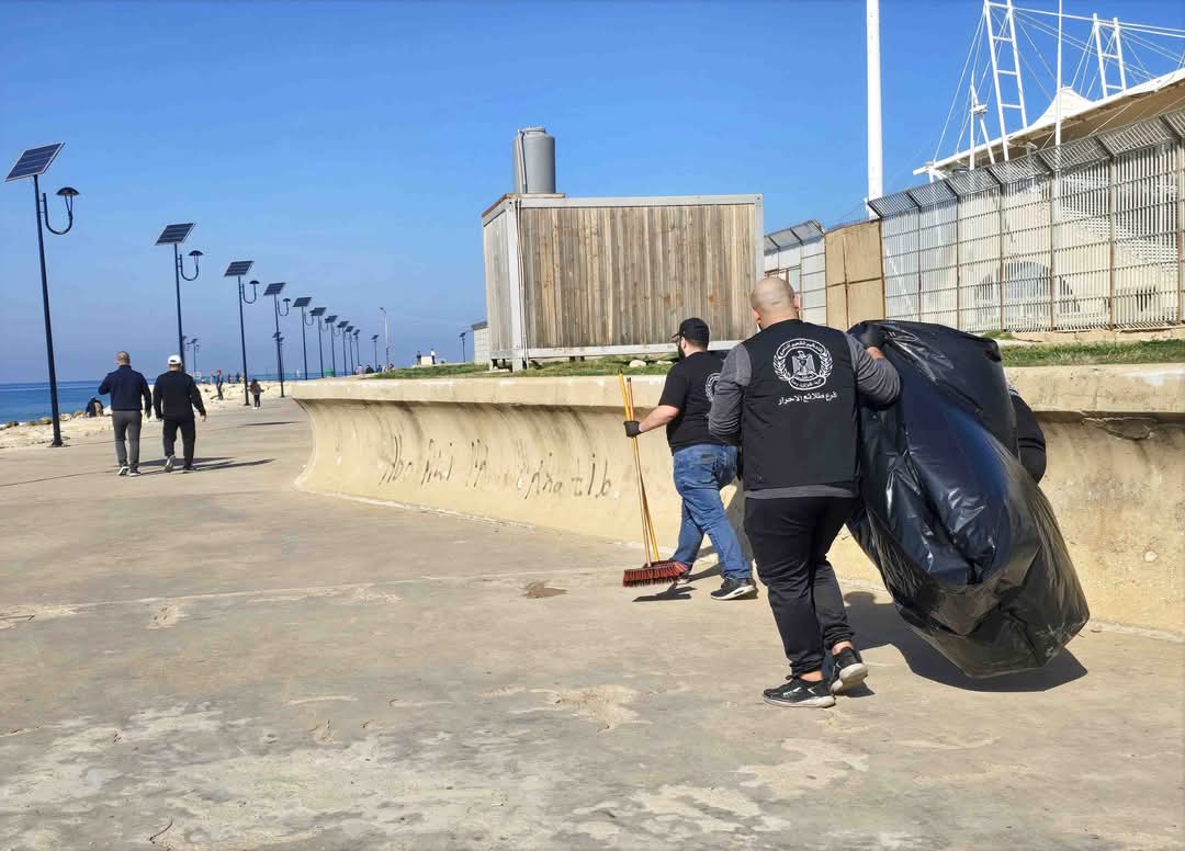شباب فرع طلائع الأحرار في التنظيم الشعبي الناصري يقومون بحملة تنظيف رصيف الملعب البلدي لمدينة صيدا