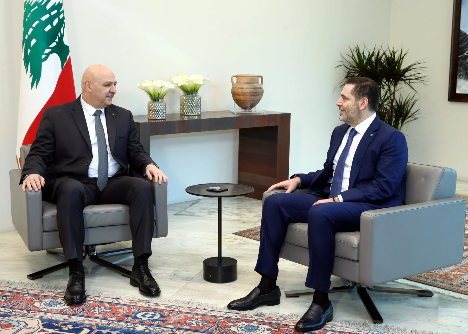 الحريري زار الرئيس عون وهنأه بانتخابه وبحث معه في تطورات الأوضاع الراهنة