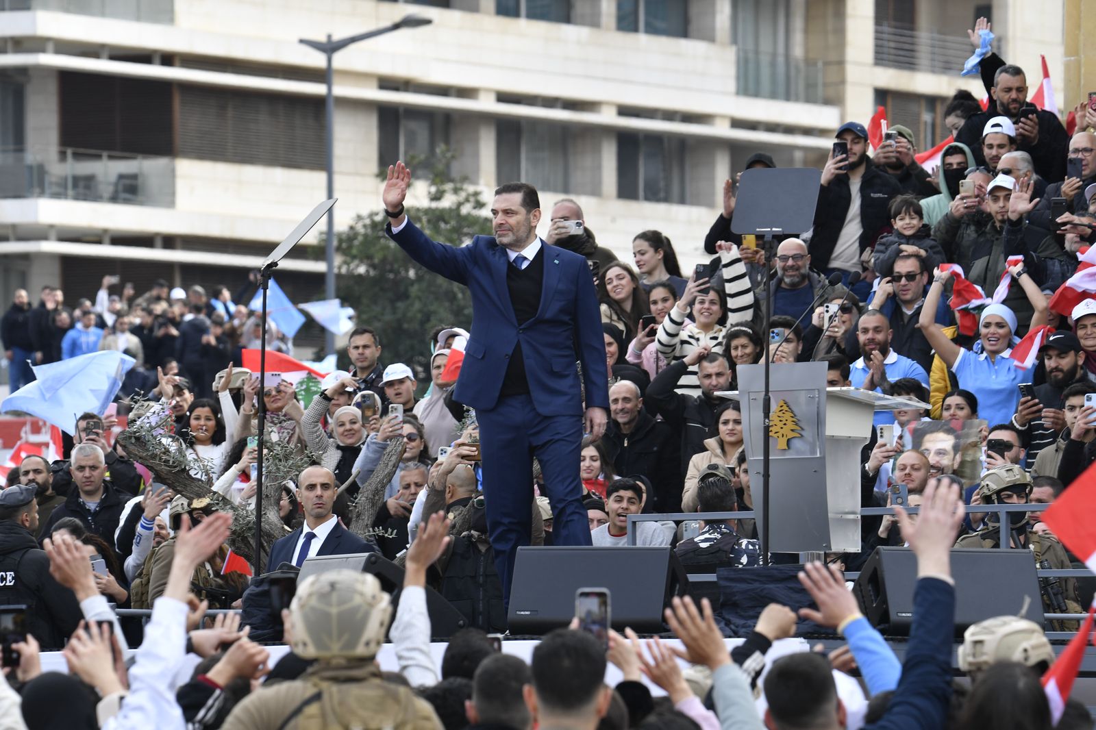 الحريري يُعلن عودة "المستقبل" للعمل السياسي: باقٍ إلى جانبكم