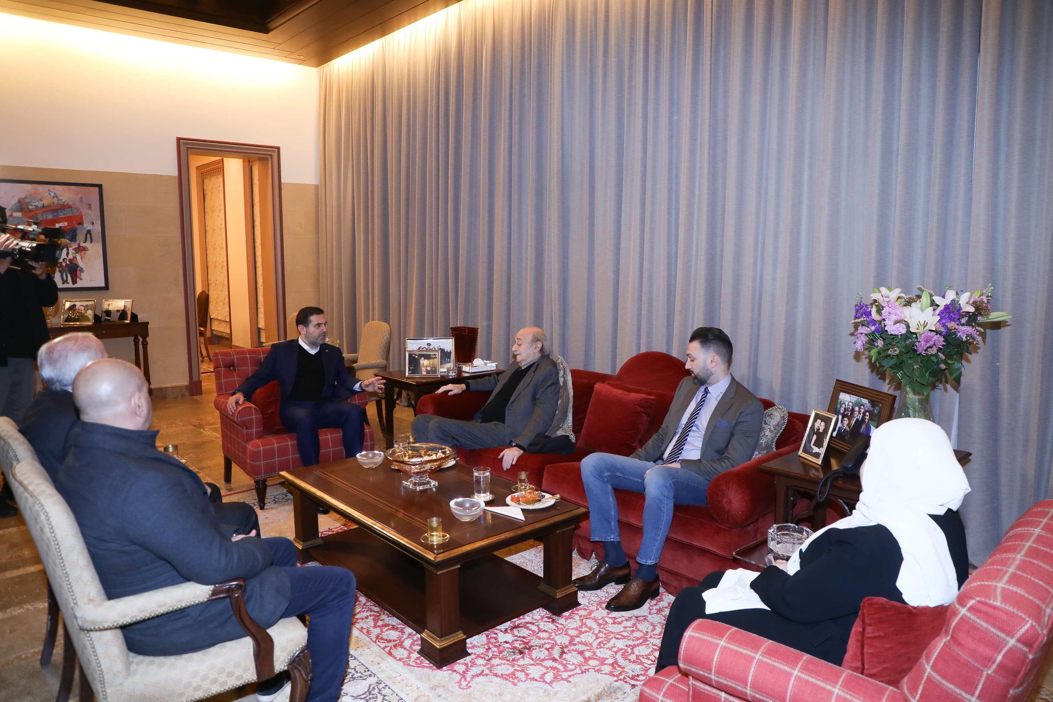 الرئيس الحريري يستقبل جنبلاط في بيت الوسط