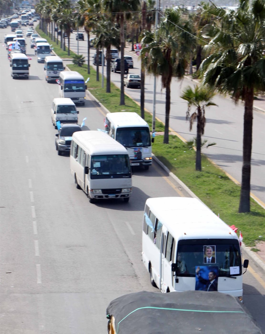صيدا تجدد وفاءها لرفيق الحريري بذكراه العشرين عشرات الحافلات اقلت المشاركين من المدينة الى وسط بيروت
