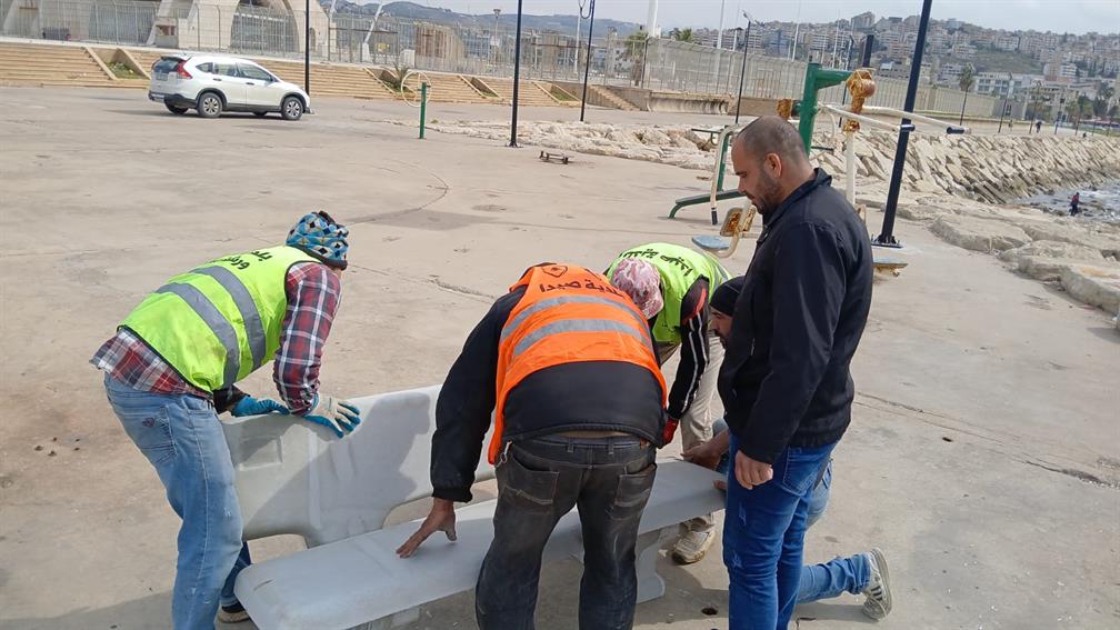 بلدية صيدا: إنارة شوارع وتحضيرات لإستقبال شهر رمضان المبارك و50 مقعد باطون من UNDP حول مدينة الحريري الرياضية والكورنيش