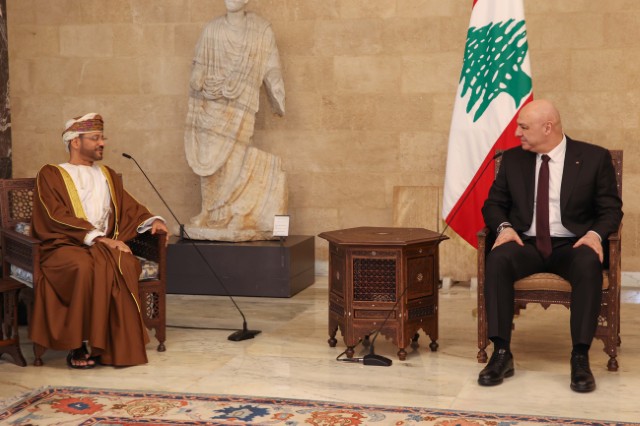 الرئيس عون استقبل وزير خارجية سلطنة عمان الذي سلمه دعوة لزيارتها: نأمل ان تسفر القمة العربية الأسبوع المقبل عن موقف عربي موحد لمواجهة التحديات الراهنة