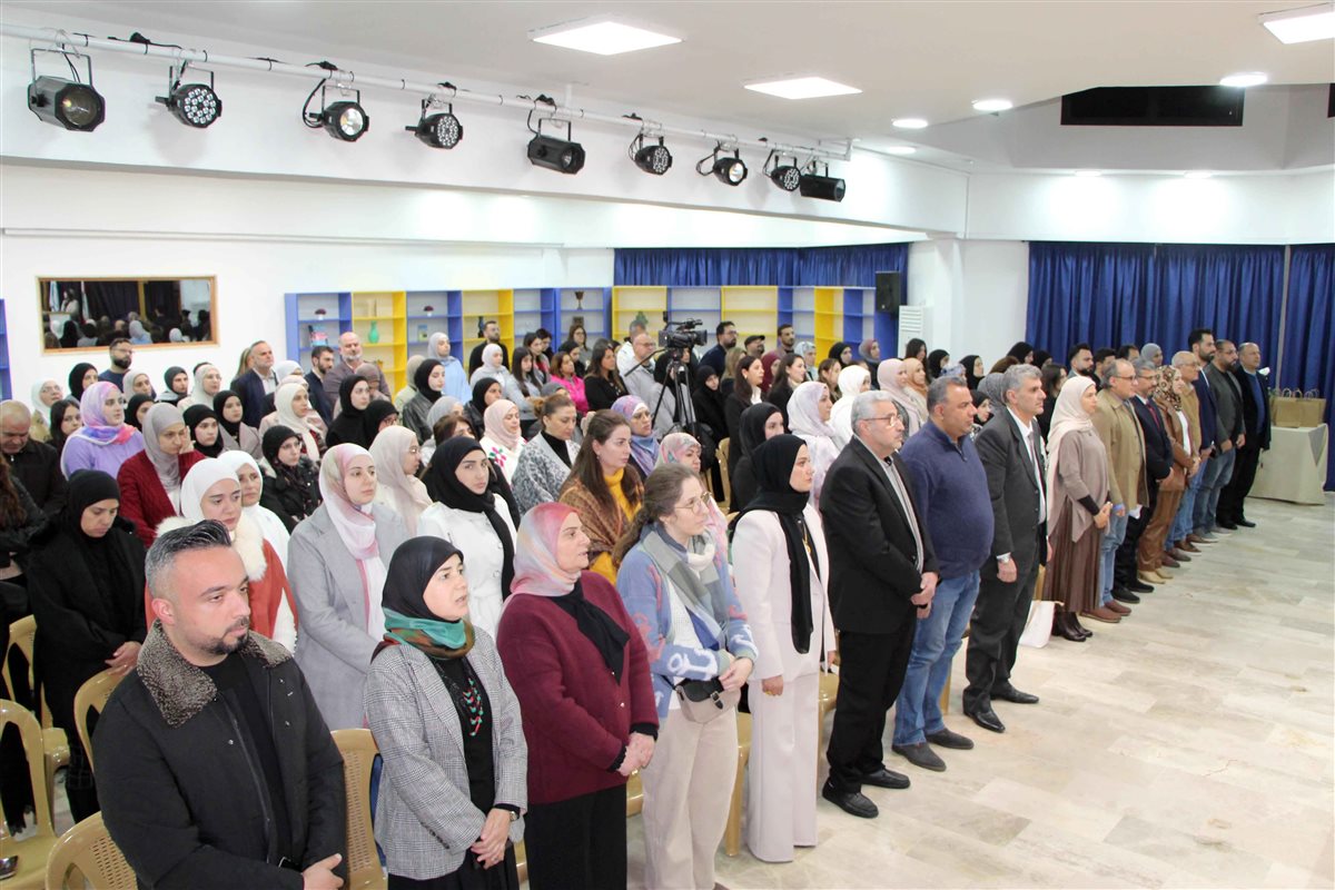 في عيد المعلم.. ثانوية السفير كرّمت "رسل المعرفة" وأهدتهم "زهرة الأقحوان" شعارًا يحاكي دوائر القيادة الثلاث الذّهبيّة