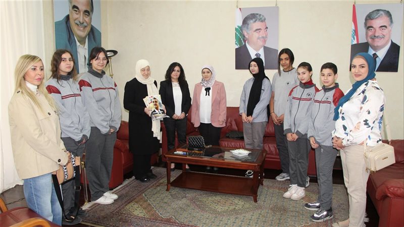 بهية الحريري تسلمت من مديرة وطلاب "متوسطة الإصلاح المختلطة الرسمية" النسخة الأولى من كتيب "رفيق الحريري في عيون الأجيال" بذكراه العشرين