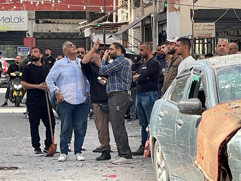 رئيس بلدية صيدا تفقد مكان الإستهداف وعاين الأضرار في المبنى والمنطقة المجاورة ومستشفى دلاعة