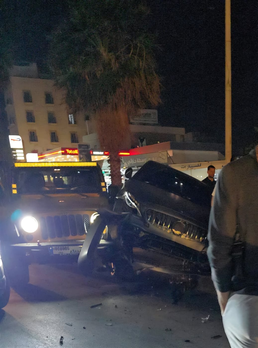 جريح وأضرار مادية في حادث سير بين سيارتين في صيدا