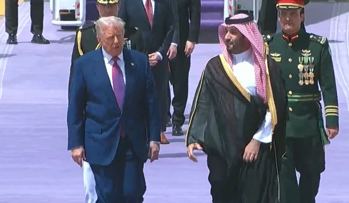 بالفيديو : سمو ولي العهد يستقبل الرئيس الأمريكي في مطار الملك خالد الدولي بالرياض