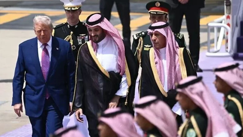 بالفيديو : الرئيس الأمريكي يغادر الرياض وولي العهد في مقدمة مودعيه