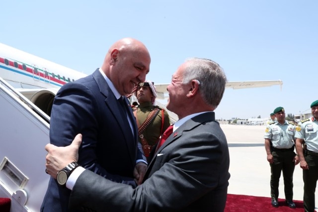 بالفيديو : رئيس الجمهورية وصل الى مطار ماركا العسكري وكان في استقباله العاهل الأردني: لبنان يثمّن وقوف الاردن إلى جانبه ودعمه في أوقات الشدّة