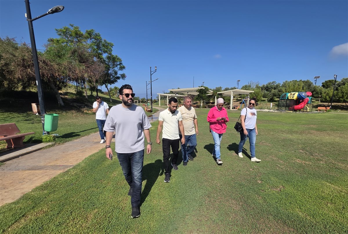 نائب رئيس بلدية صيدا الدكتور أحمد عكره يجول مع أعضاء في لجنة الزراعة وإدارة الحدائق والوسطيات على الحدائق العامة في المدينة