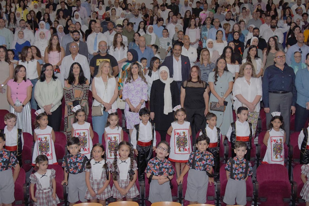 بحفلَي تخرجهم في ثانوية رفيق الحريري: طلاب الخامس جسّدوا حق الأطفال بالعيش بسلام وتلامذة الروضة الثالثة استعادوا زمن اللعب الجميل