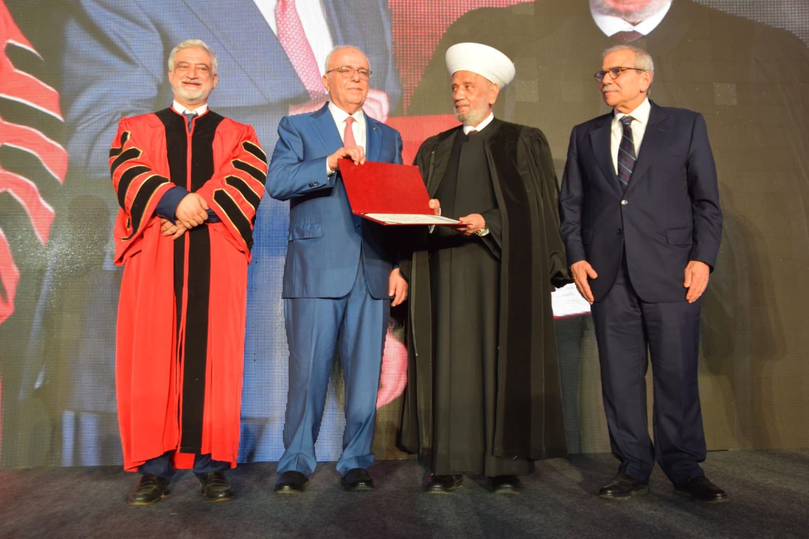 بالصور : برعاية دولة رئيس مجلس الوزراء القاضي نوّاف سلام، وحضور سماحة مفتي الجمهورية اللبنانيّة الشيخ الدكتور عبد اللطيف دريان أقيم حفل تخرج طلاب جامعة المقاصد