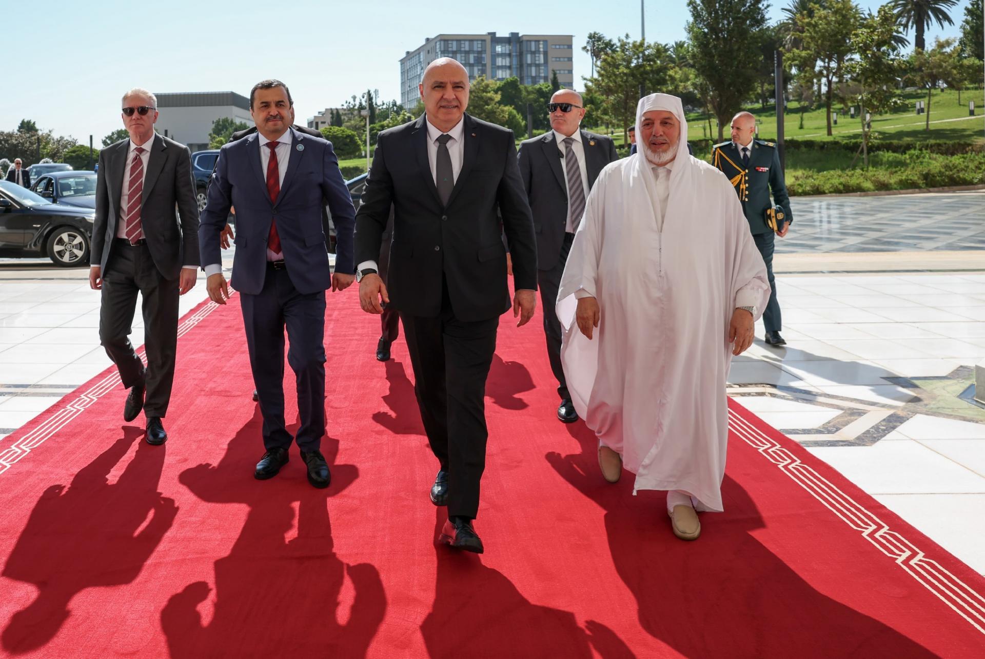 عون يختتم زيارته الجزائر .. نتائج إيجابية فورية وتوقيع اتفاقات