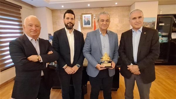 درع تقديري عربون شكر ووفاء لرئيس إتحاد بلديات صيدا الزهراني المهندس مصطفى حجازي من رئيس إتحاد بلديات جزين د. بسام رومانوس