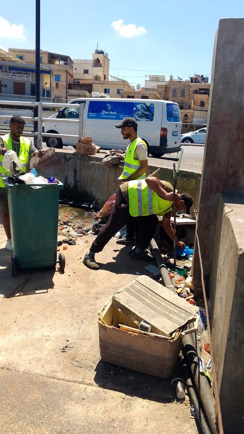 جمعية محمد زيدان للإنماء تقوم بحملة تنظيف للواجهة البحرية المحاذية لموقع مهرجانات صيدا