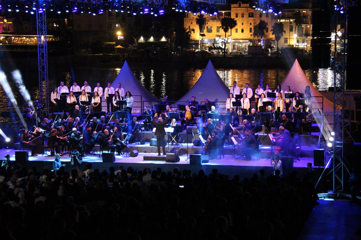 بالفيديو : مهرجانات صيدا الدولية .. موسيقى الكونسرفتوار تنعش ذاكرة البحر والأغنية اللبنانية وغسان صليبا يطلق أبواق الثورة عند أسوار القلعة !