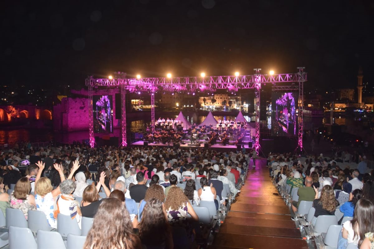 صيدا كما لم نراها من قبل في اولى ليالي مهرجاناتها 'راجعين بلحن جديد': قمر وبحر وموسيقى ملتزمة ورسالة أمل وتجدد !!