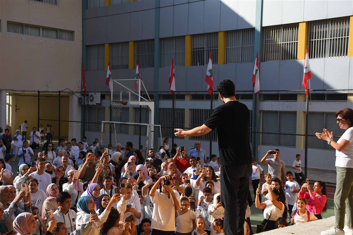 محمد فضل شاكر زار جمعية رعاية اليتيم وغنّى مع أطفالها