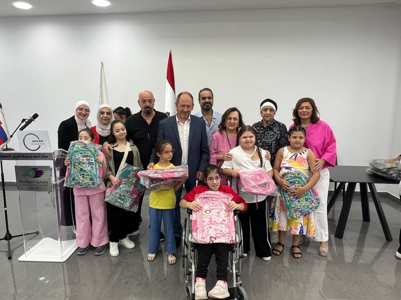 سفير سلوفاكيا ووفد مؤسسة ARVAN زاروا "المواساة" وقدموا حقائب مدرسية لأطفالها
