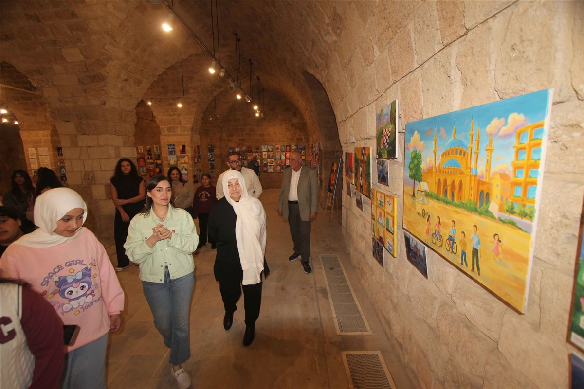 معرض 'لبنان in KOLORS' لطلاب محترف نيفين جمعة في خان الإفرنج أنامل واعدة تحوّل مشاهد الحرب الى لوحات مفعمة بالحياة والفرح والأمل