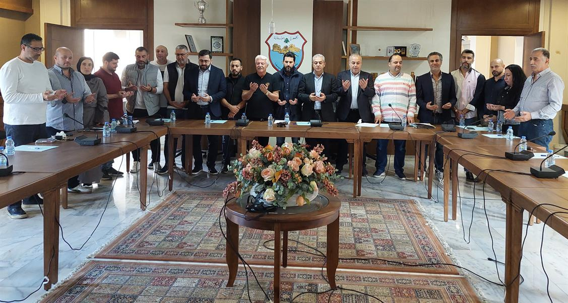 مجلس بلدية صيدا برئاسة مصطفى حجازي إستنكر وأدان المجزرة في مخيم عين الحلوة مفتتحا جلسته العادية بدقيقة صمت حدادا وتلاوة سورة الفاتحة على أرواح الشهداء