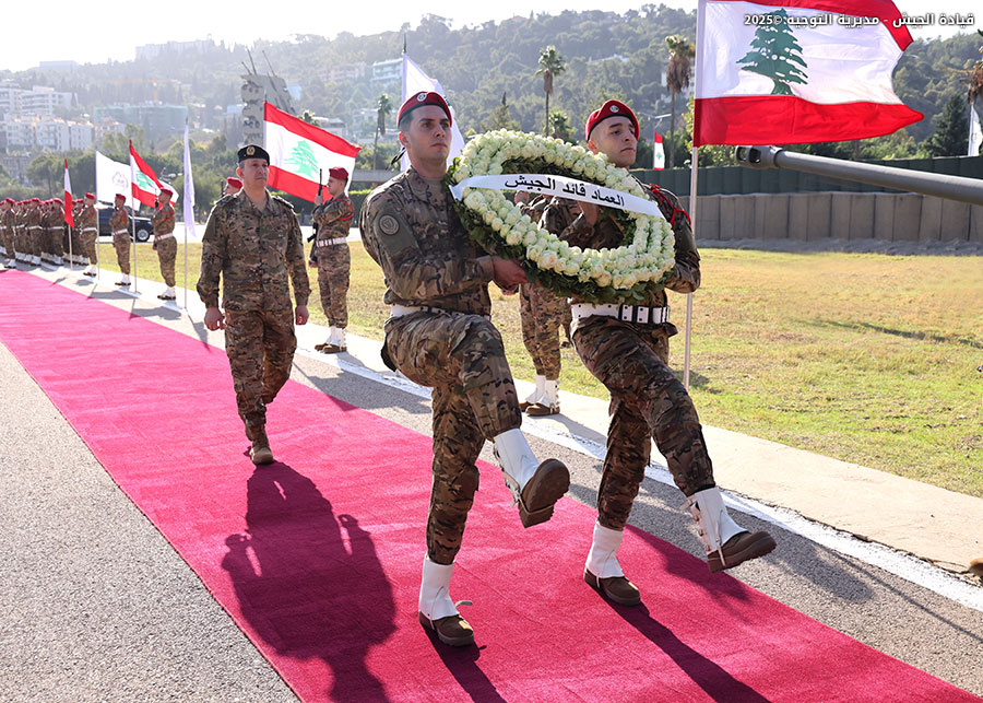 بالصور: قائد الجيش يضع إكليلًا من الزهر على نصب شهداء الجيش