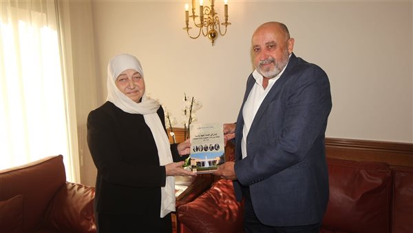 بهية الحريري تتسلم من خالد الكردي كتابه 'لبنان في خمسة عهود رئاسية 1943 &ndash; 1976'