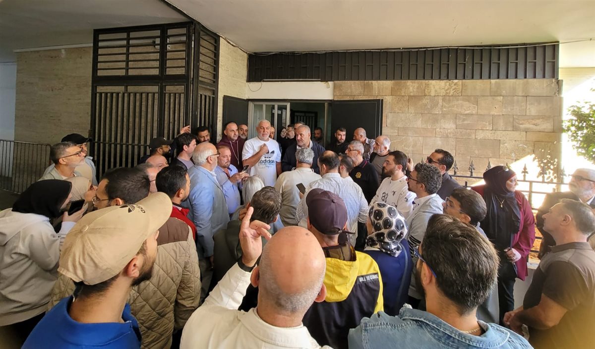 تحرك لأهالي منطقة الشرحبيل في بقسطا أمام مياه الجنوب للمطالبة بتأمين المياه.. الغول: سنؤمن المازوت لتوفير المياه بشكل مستمر