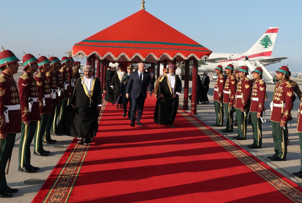 بالفيديو: الرئيس عون وصل الى المطار السلطاني في عمان واستقبله السلطان هيثم بن طارق قبل ان ينتقلا الى قصر العلم