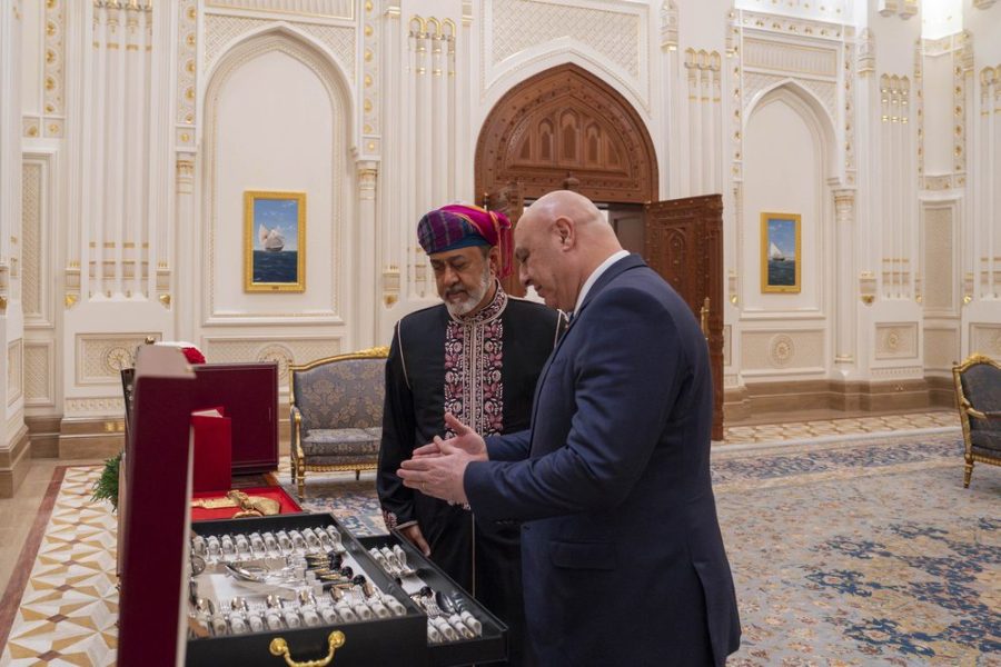 بالفيديو : جلالةُ السُّلطان يُقيم مأدبة عشاء رسميّةً تكريمًا لفخامة الرئيس اللُّبناني