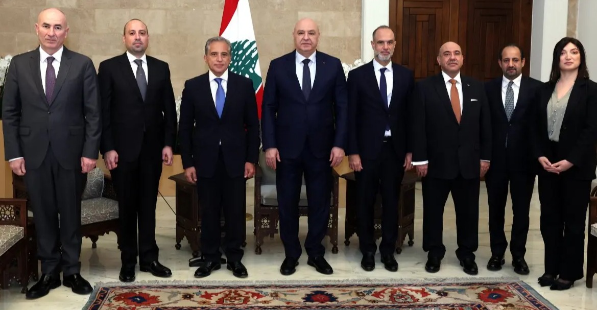 عون يشدد خلال استقباله رئيس الوزراء الاردني على اهمية وحدة الموقف العربي في مواجهة التحديات الراهنة