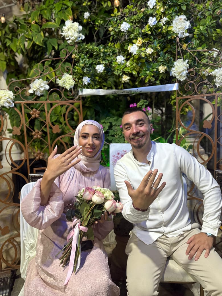 بين أروقة النزوح في صيدا وُلدت الحكاية.. واليوم تُوِّجت بالخطوبة