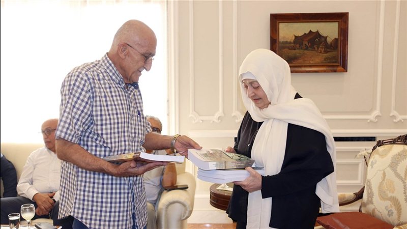 بهية الحريري تتسلم من طالب قرة أحمد جديد اصداراته عن تاريخ وآثار وتراث صيدا