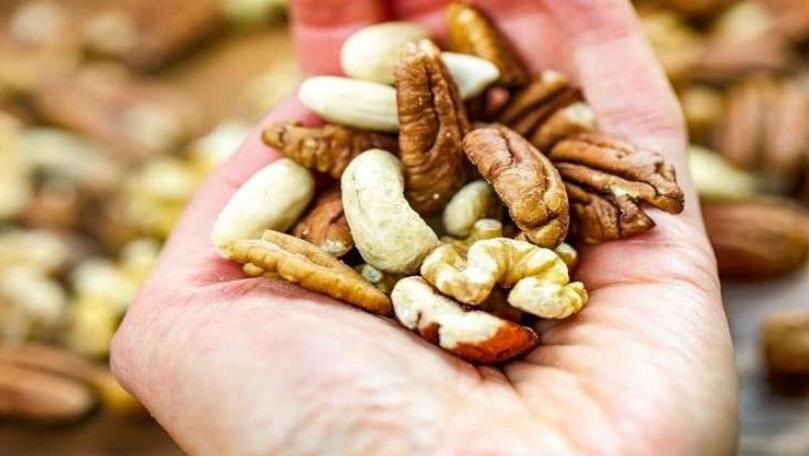 المكسرات تزيد فرص الحياة لدى هؤلاء