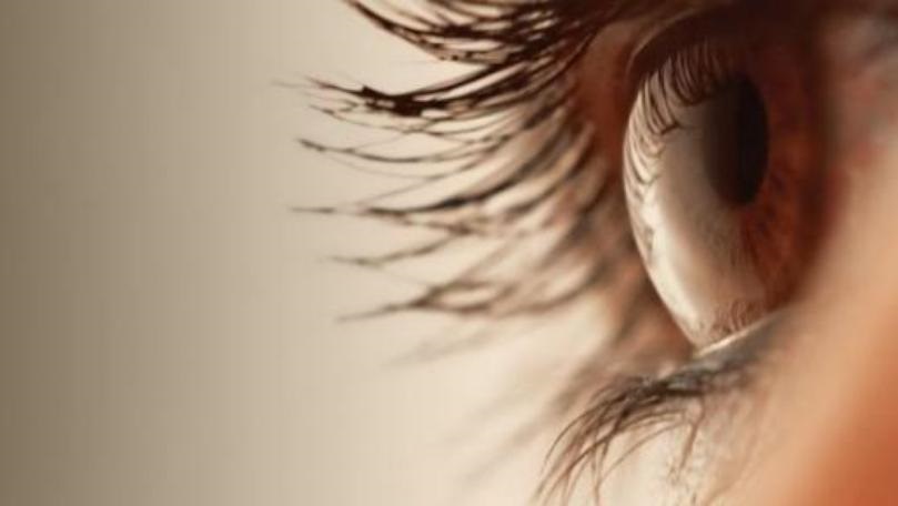 ما سبب رفّة العين وكيف نوقفها؟