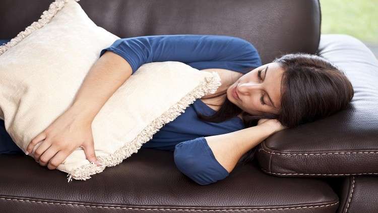 لماذا يحذر العلماء من النوم الطويل؟