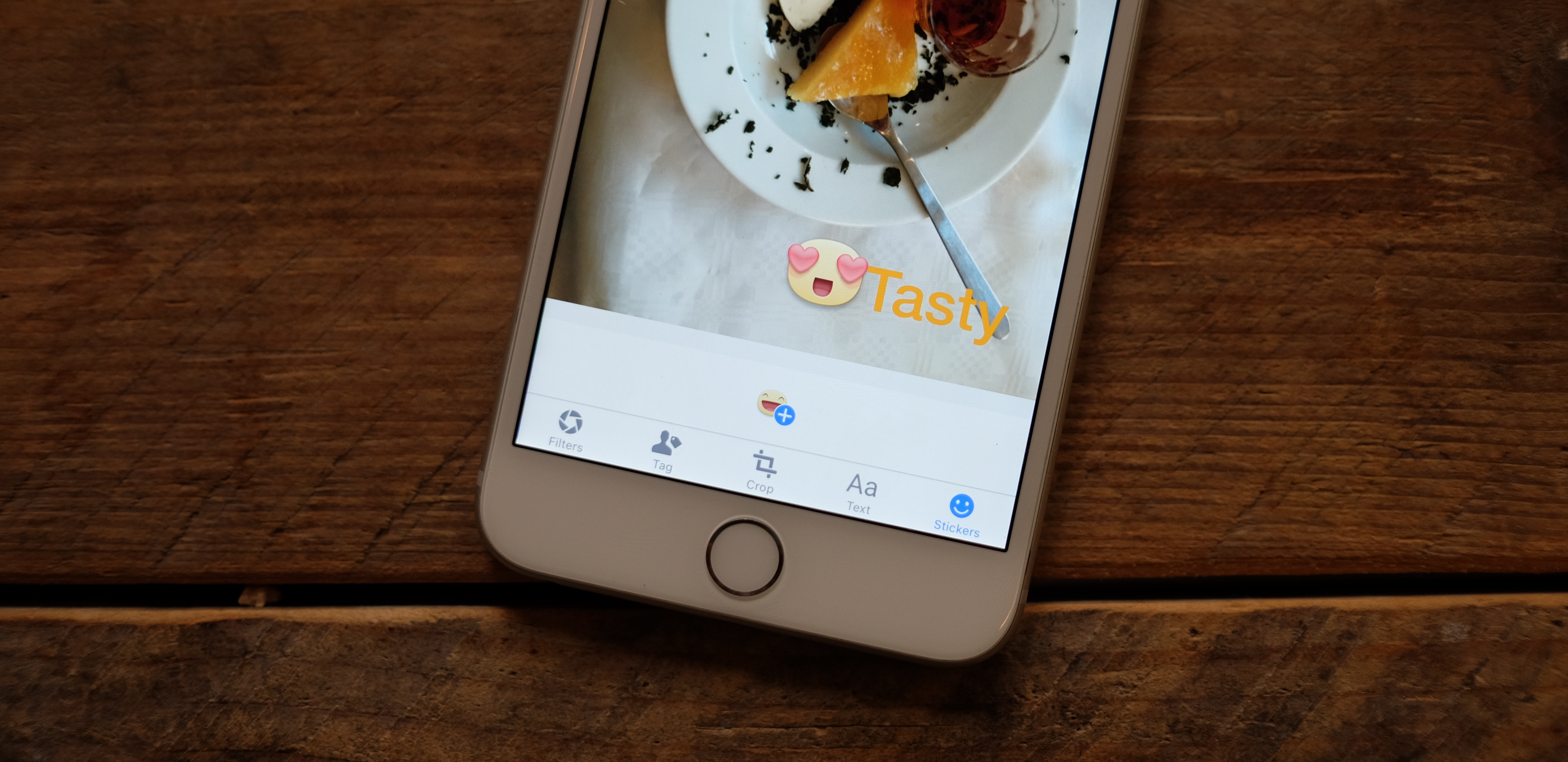 فيس بوك تختبر إضافة تأثيرات جديدة على الصور في iOS