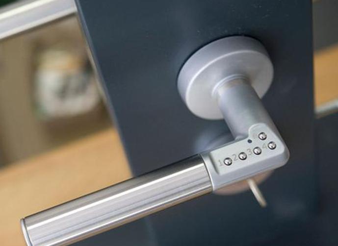 مقبض باب قاتل للجراثيم