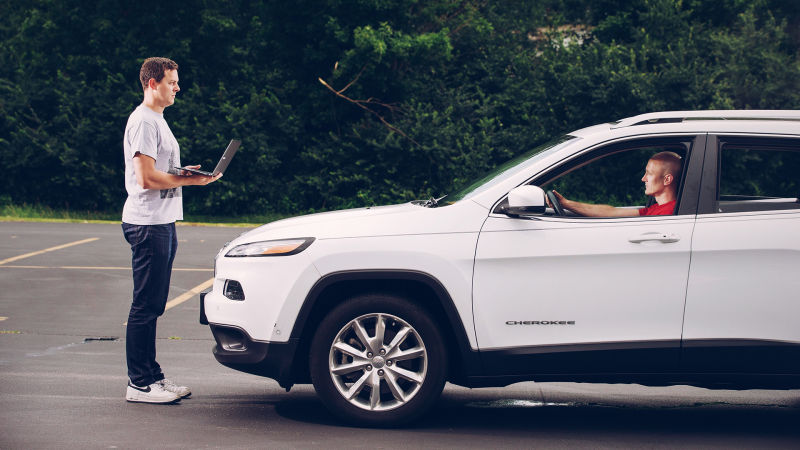 بالفيديو: هاكرز يخترقون سيارة ويتحكمون بها عن بعد