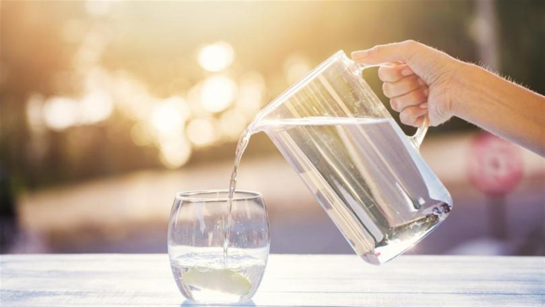 شرب بعض الماء أثناء مضغ الطعام يحسّن الهضم ويخفّف الإمساك