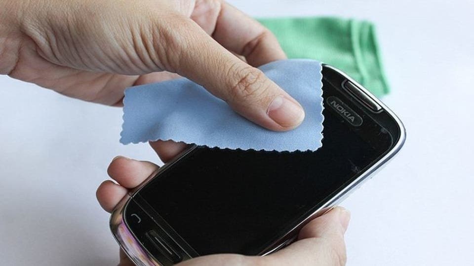 مفاجأة.. 7 أشياء إياك أن تستخدمها لتنظيف شاشة الهاتف