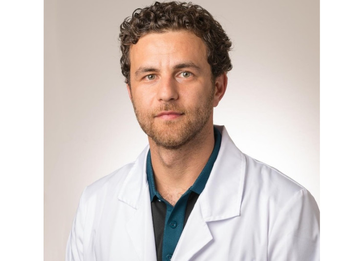 إنجاز لبناني في الخارج.. نديم الدويهي نجح في جراحة الروبوت في سويسرا