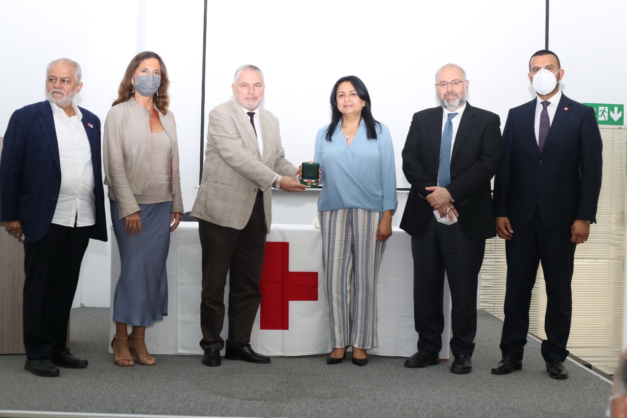 اللجنة الدولية للصليب الأحمر تمنح رئيسة مصلحة التمريض في مستشفى رفيق الحريري وسام "فلورانس نايتنغيل"