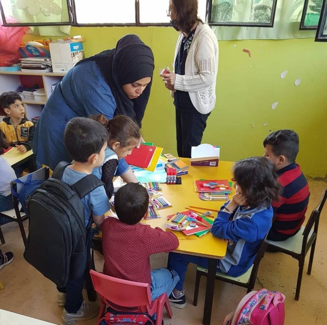 "جمعية خريجي مدرسة صيدون" تقدم قرطاسية مجانية لطلابها