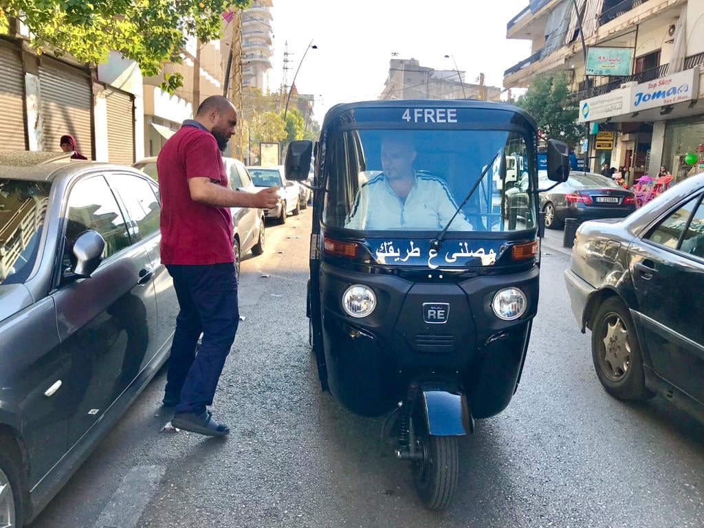 في صيدا: توك توك " وصلني عطريقك " مبادرة فردية لتوصيل الناس الى اشغالها دون مقابل في ظل ارتفاع سعر البنزين
