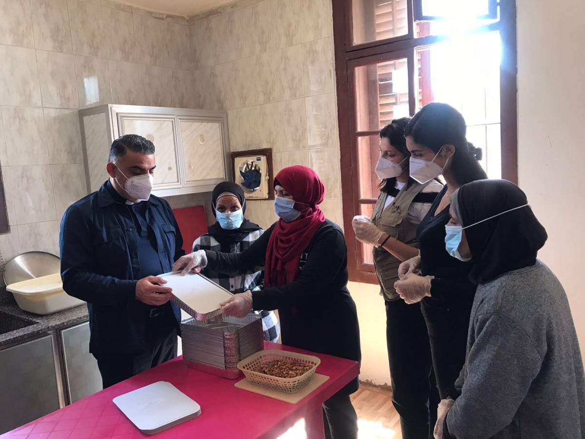"أعيادنا تجمعنا - صيدا" توزع وجبات إفطار ساخنة بعد تحضيرها في مطبخ مطرانية الروم الكاثوليك