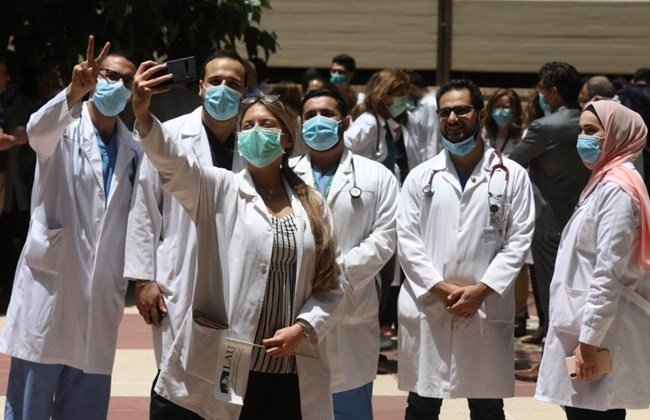 "فحصية" الطبيب تتخطى المعقول.. بالدولار!